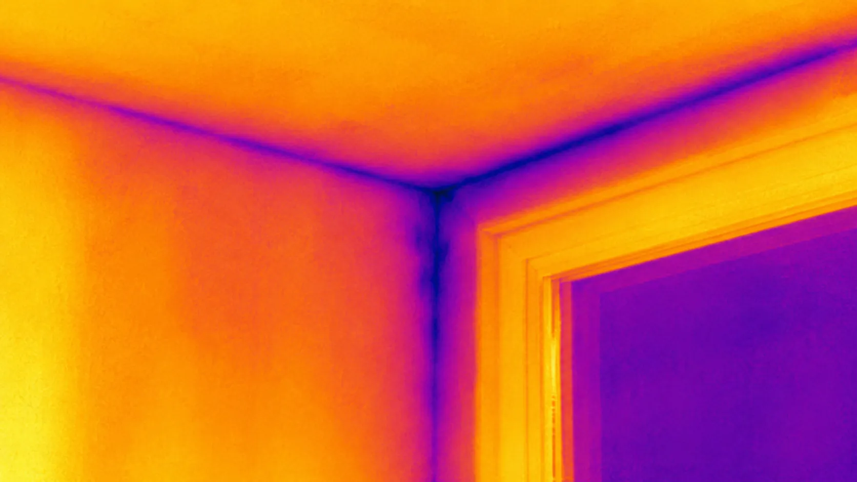 Image thermographique d'un angle de pièce : l'air froid qui s'infiltre dessine des traînées bleu-violet le long des jonctions et de l'encadrement.